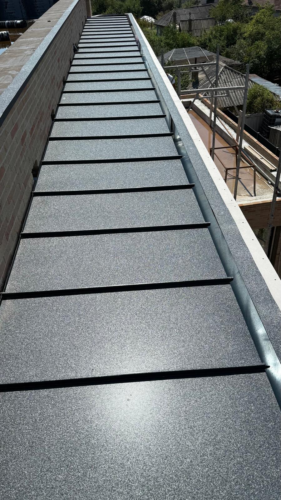 Copertină din tablă de oțel prevopsit, cu jgheab colector din titan-zinc