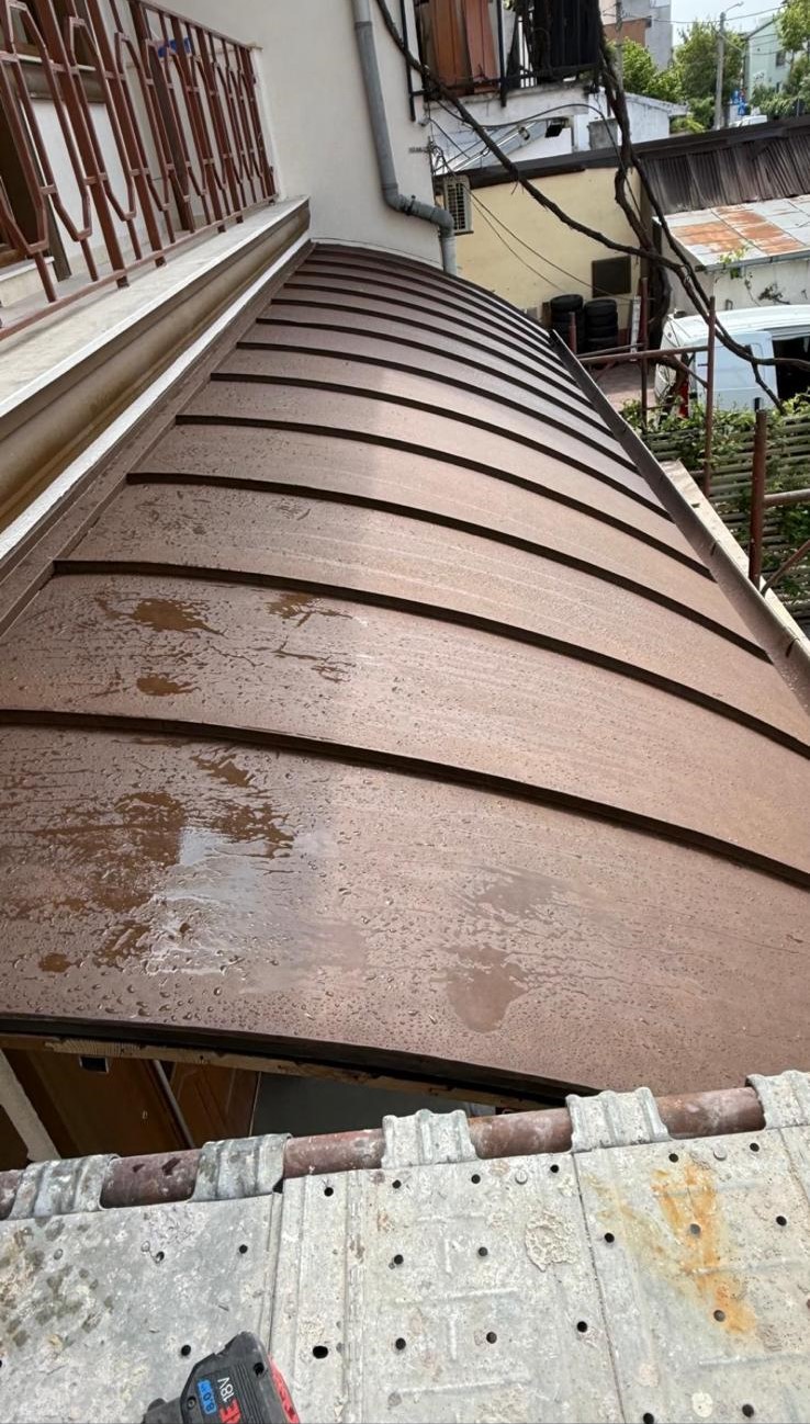 Acoperiș curbat din tablă de aluminiu 0,7 mm, finisaj patinat