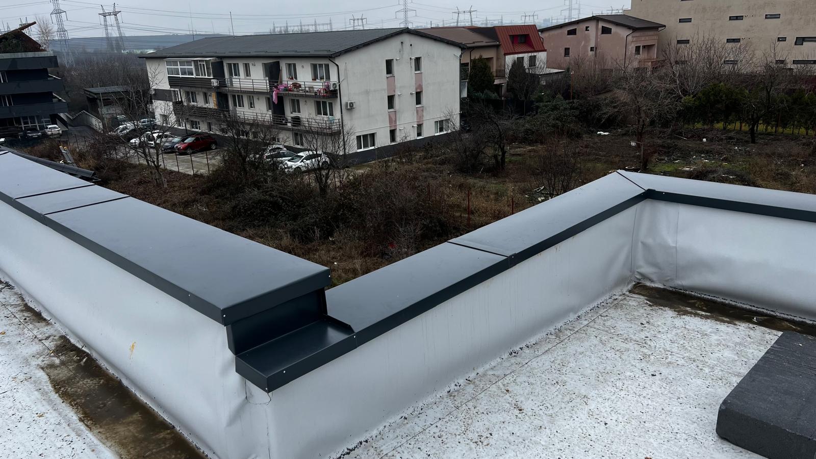 Atic și învelitoare din tablă fălțuită, în lucru