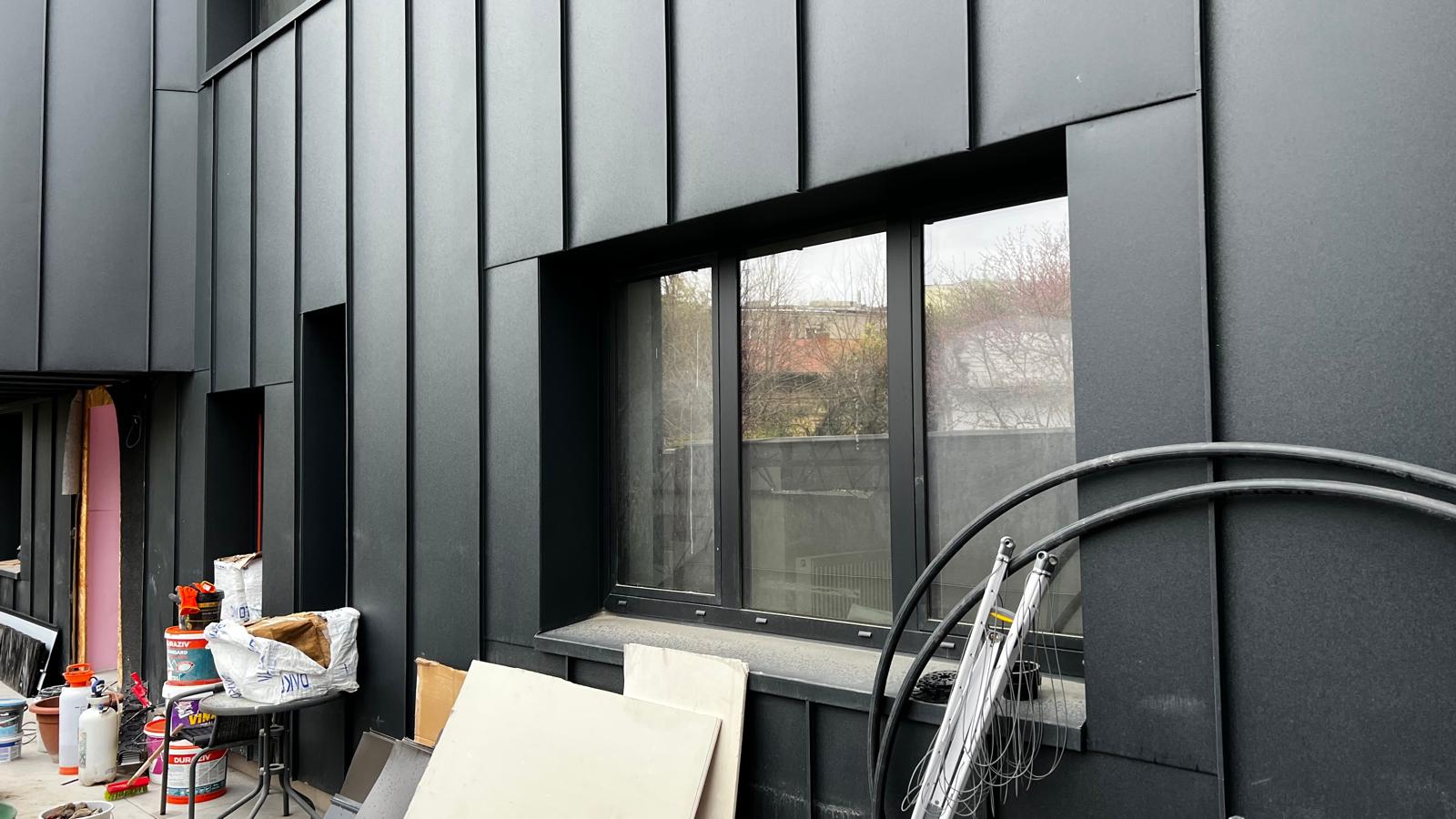 Fațadă îmbrăcată în tablă de aluminiu fălțuită