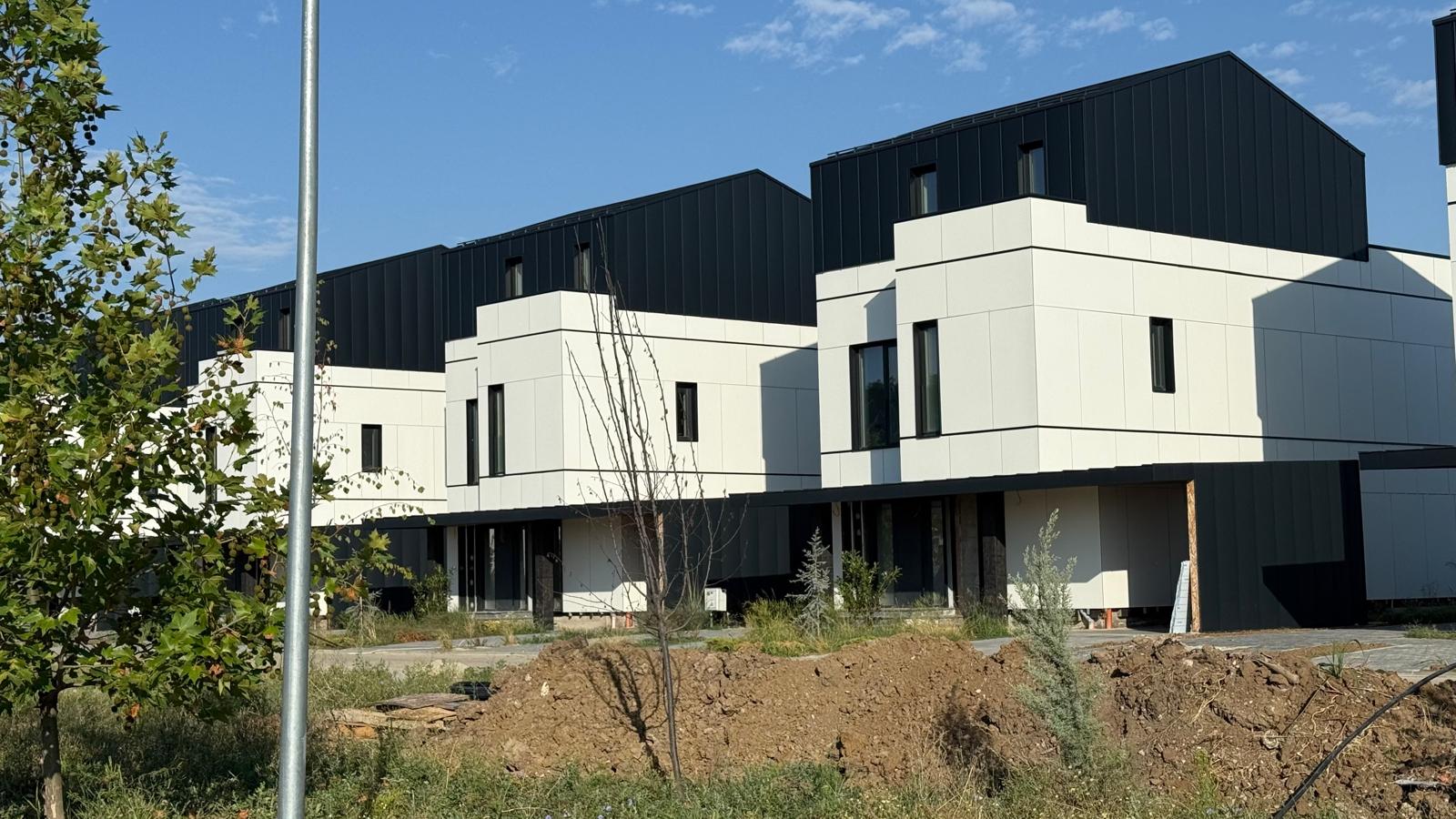 Fațadă ventilată îmbrăcată în tablă de aluminiu de CMF Roof