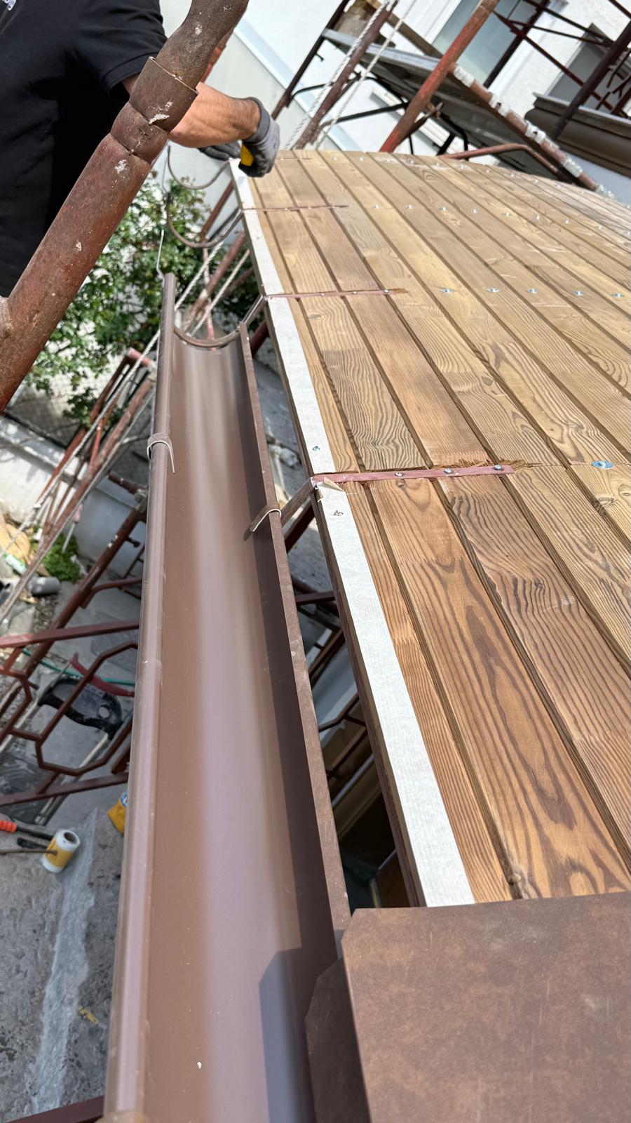 Jgheab pe cârlige și astereală, Aluminiu prevopsit, lucrare CMF Roof
