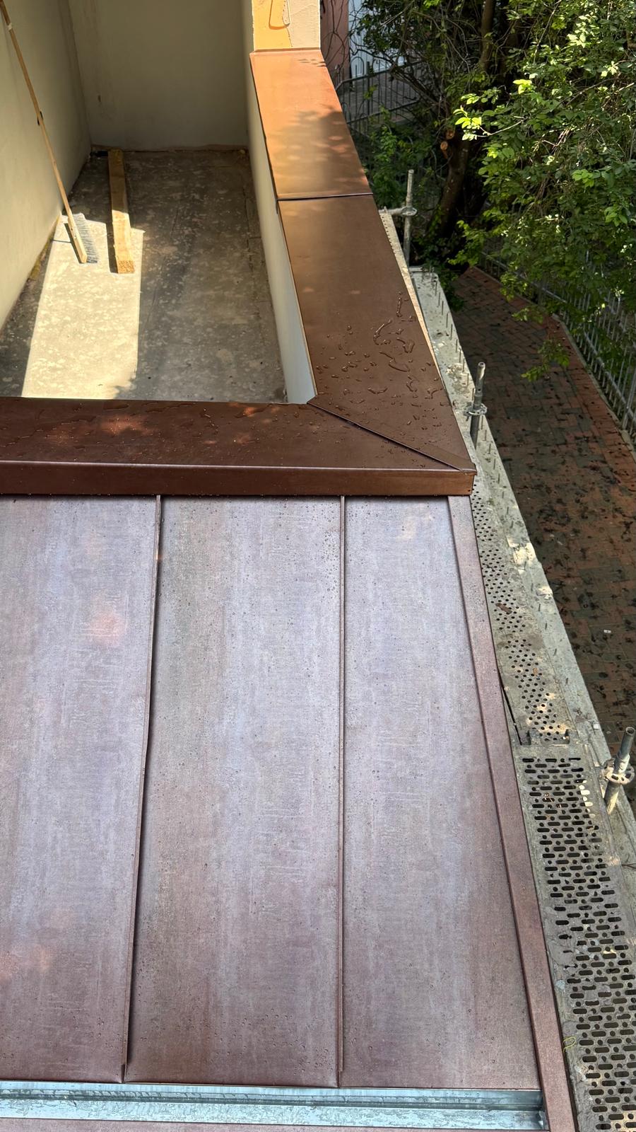 Atic și pantă fălțuită, Aluminiu, finisaj patinat, lucrare CMF Roof