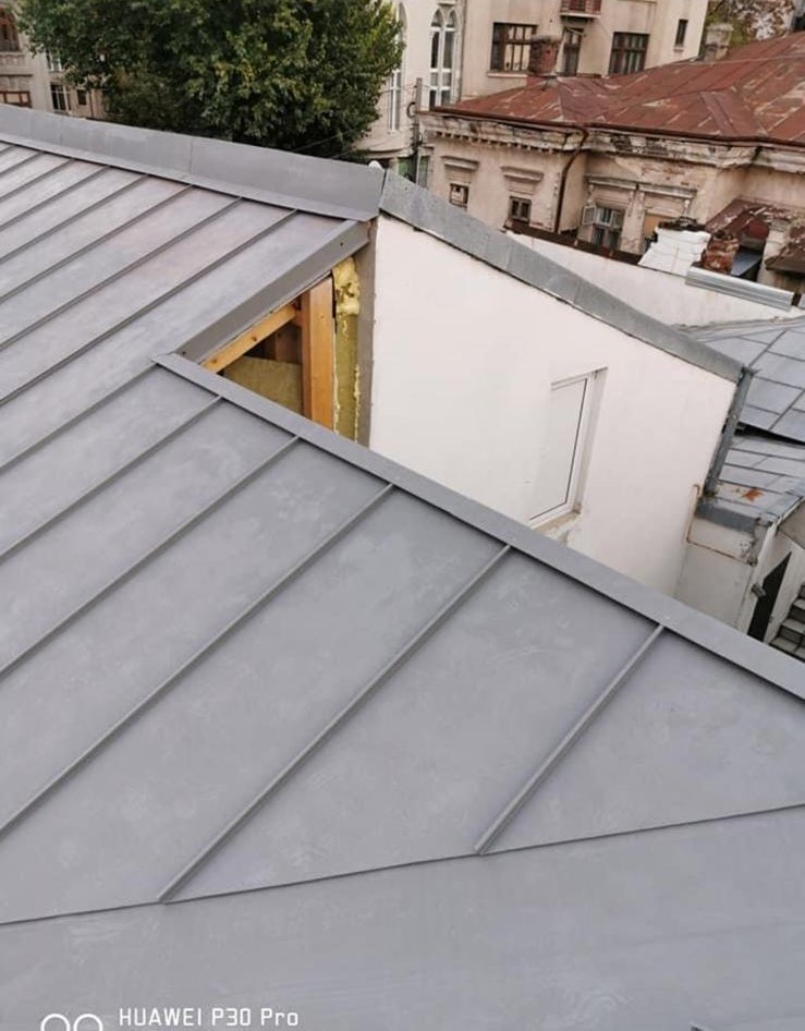 Acoperiș din tablă de titan-zinc, montat de CMF Roof