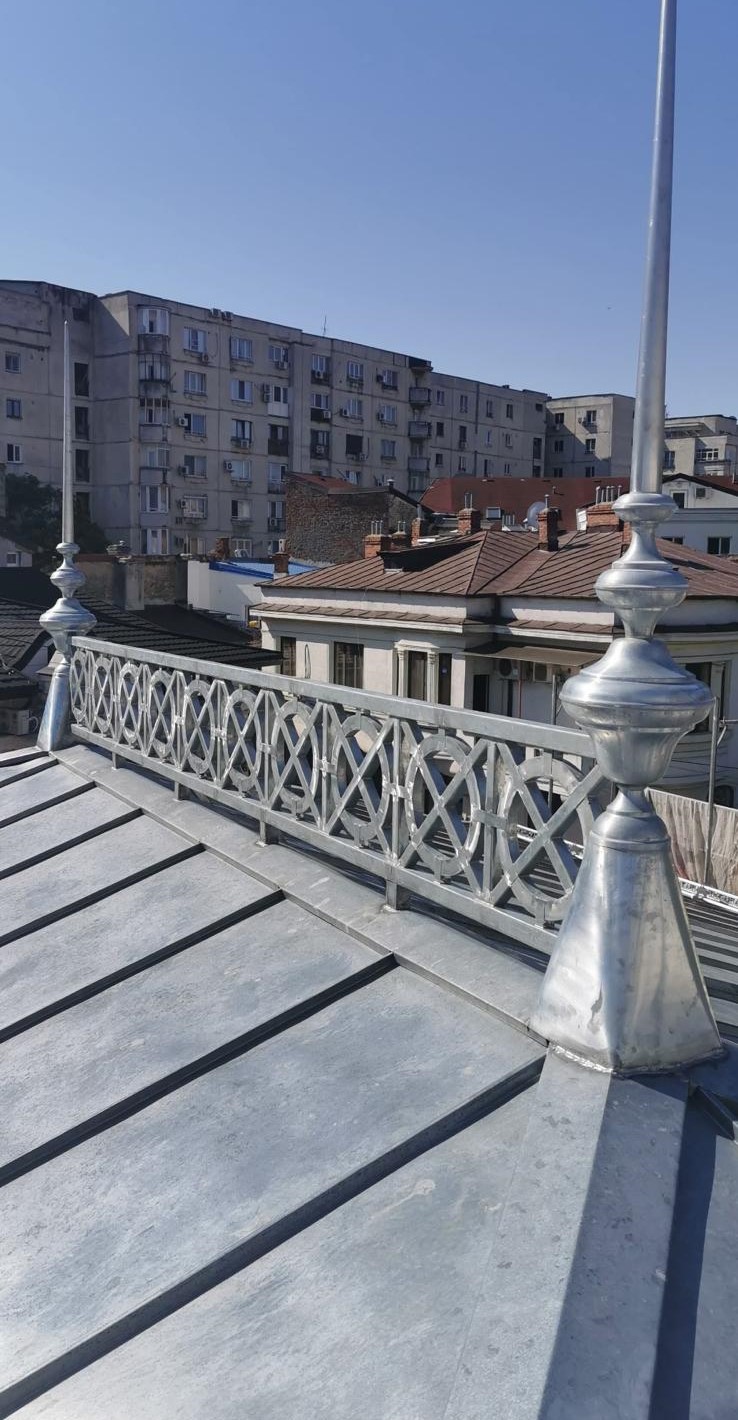 Ornament din tablă montat pe acoperiș