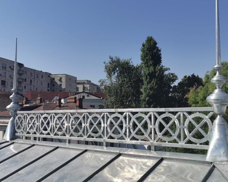 Ornament din tablă, lucrat pentru un acoperiș fălțuit
